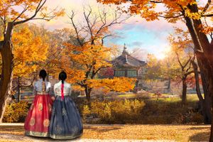 Young girls with korean national dress gyeongbokgung palace