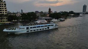 A cruise on the Chao Phraya River. Credit: Unsplash.