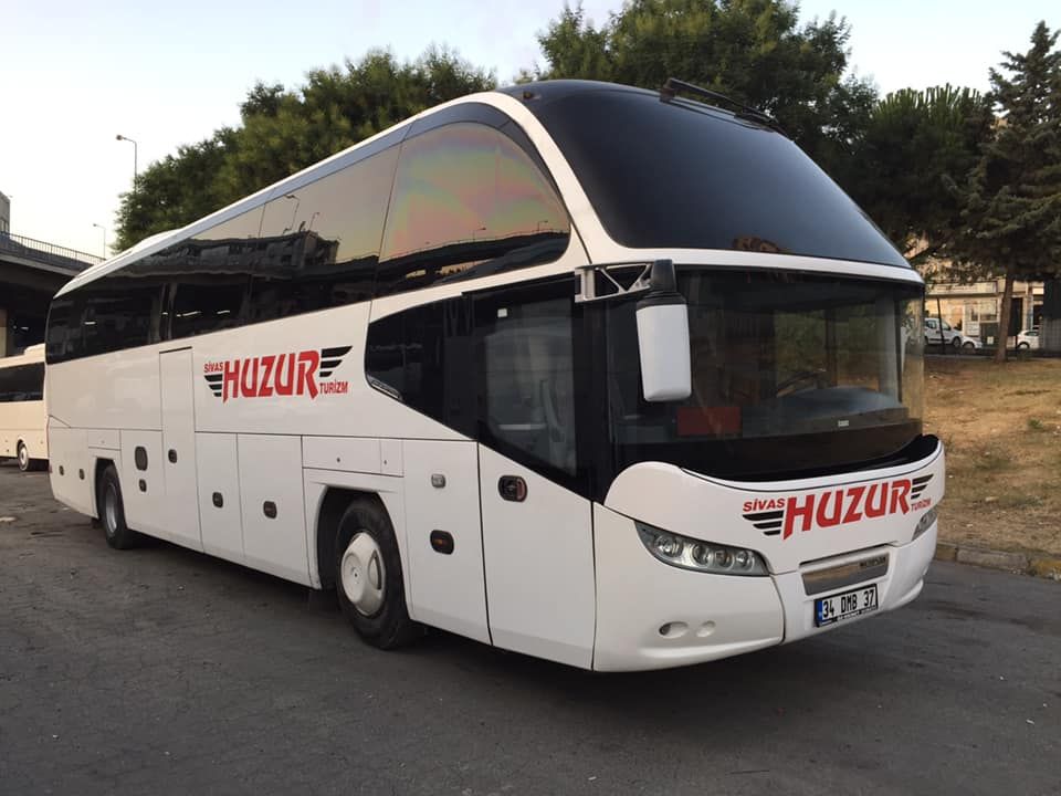 Avtobusda yaponiyalik ayolni aldashmoqda